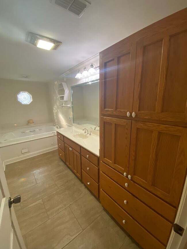 Building Photo - ** Charming 3 Bedroom/2 Bath Blanchard Home **