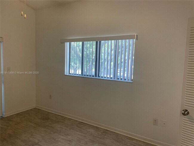 Building Photo - 2550 SW 18th Terrace