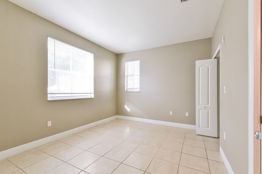Building Photo - 1663 SE 29th St # 109