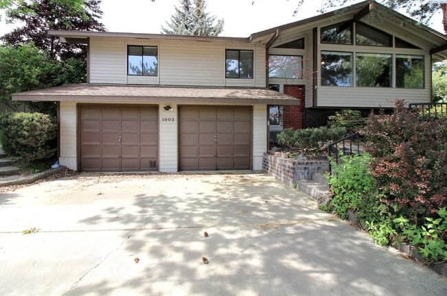 Primary Photo - 4 Bed/3 Bath Richland Home w/ a Pool!
