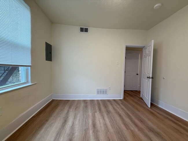 Building Photo - Updated 2 Bedroom apartment