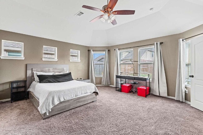 Building Photo - Beautiful 4-Bedroom Home with Solar Panels – Electric Included!