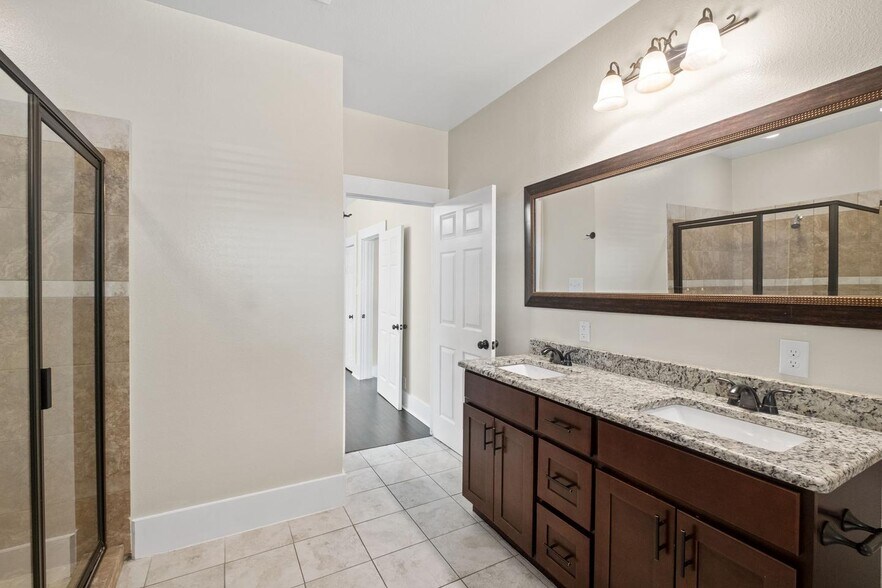Building Photo - Charming Beacon Hill home with large private backyard