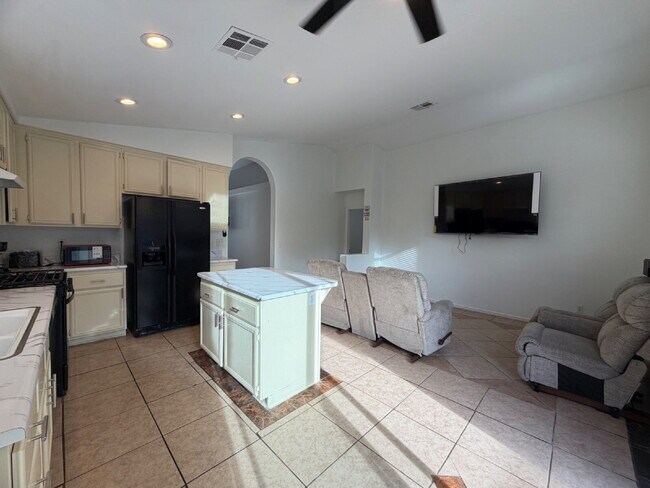 Building Photo - SINGLE-STORY HOME | GATED COMMUNITY | FLEXIBLE FURNISHING OPTIONS I 4 Bedroom Home with Private B...