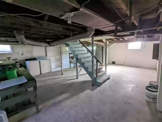 large basement with laundry - 1404 29th St