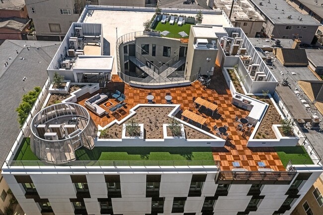 Primary Photo - Solaire Venice