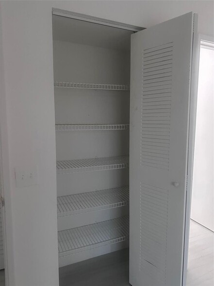 Building Photo - 720 Meadows Cir