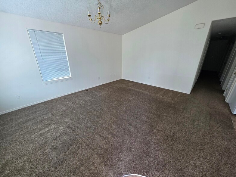 Building Photo - 166 College St S