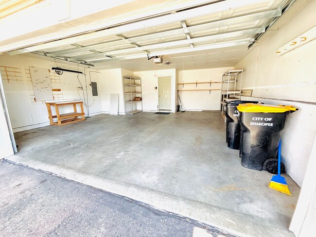 Building Photo - Rare Detached 4bed Townhome in Prime Shako...