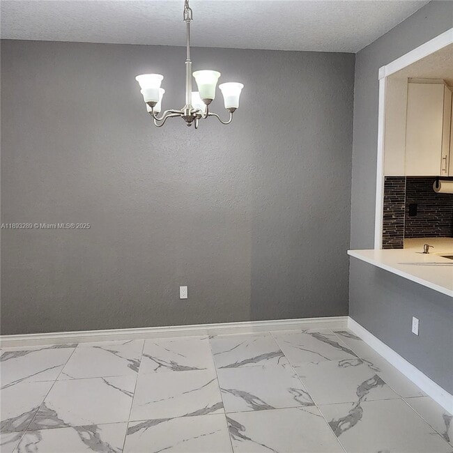 Building Photo - 2941 Riverside Dr