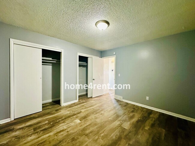 Building Photo - Raised Ranch Style Home in KCK w/ a Finished Basement and Conveniently Located Near I-635!