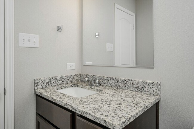 Building Photo - 517 Fallbrook Dr