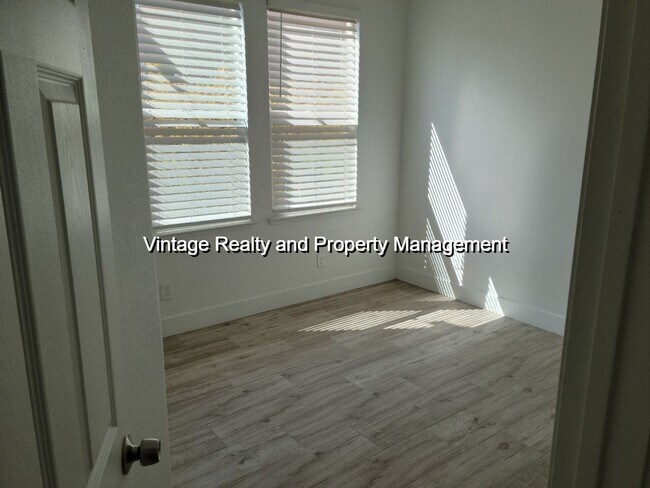 Building Photo - 1052 Foxfire Dr