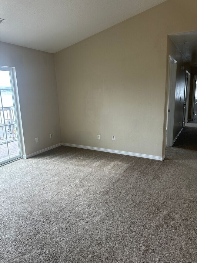 Building Photo - Move in Special Free Storage unit*
