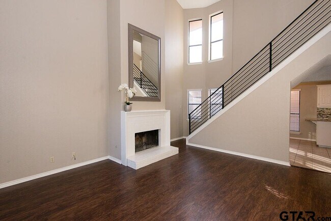 Building Photo - 5907 Hollytree Dr