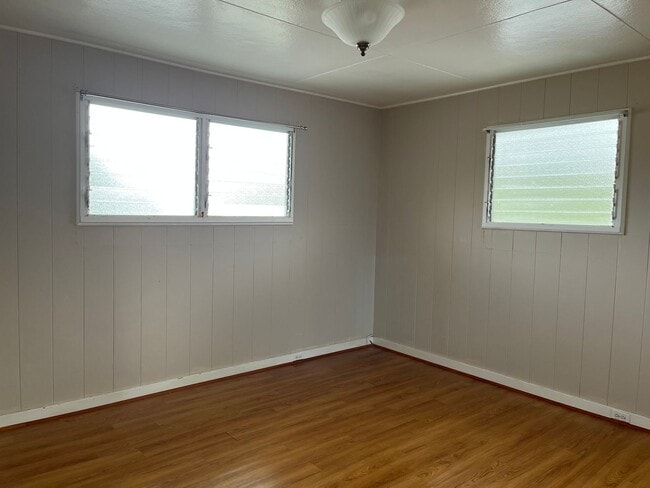 Building Photo - Wonderful Kaneohe 3 bedrooms, 1.5 bath House with Carport - Avail now!