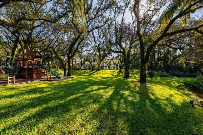 Building Photo - 10100 Lakeside Dr