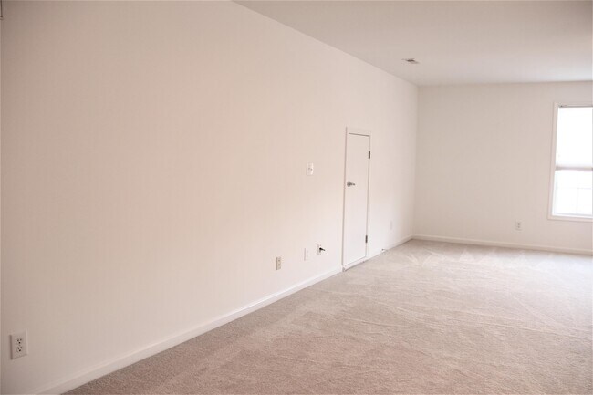 Building Photo - 205 Queenswood Blvd