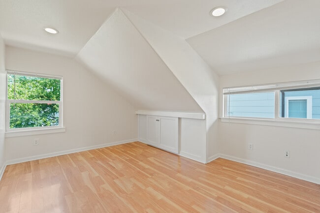 Building Photo - 3901 S Yakima Ave