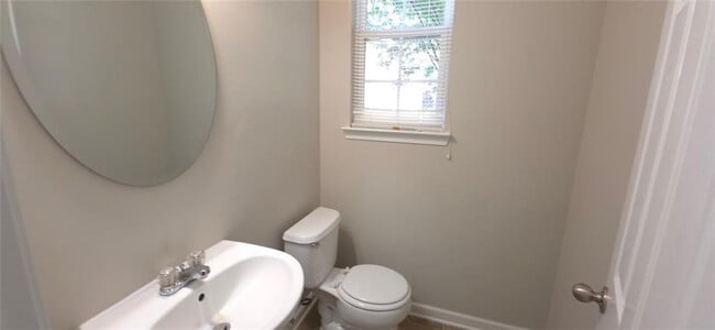 Building Photo - 3425 Fernview Dr