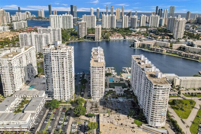 Building Photo - 18051 Biscayne Blvd