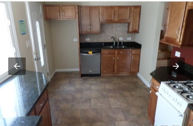 Kitchen - 1674 Maple St