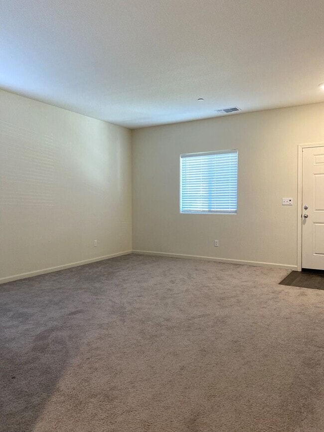 Building Photo - Spacious 4 bedroom/2 bath home waiting to ...