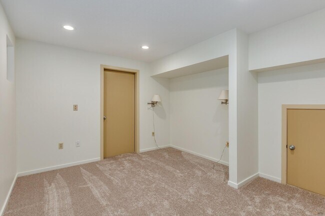 Building Photo - Stunning Townhome Style in NE Portland Lloyd Center District