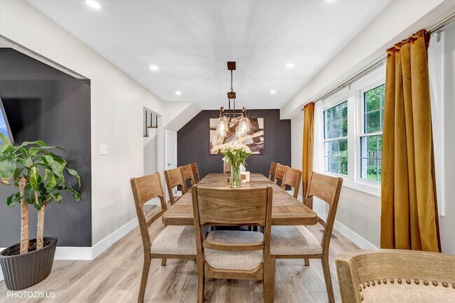 Building Photo - 1111 Plum Grove Cir