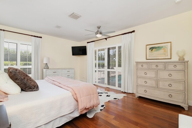 Building Photo - 575 N Lake Wy