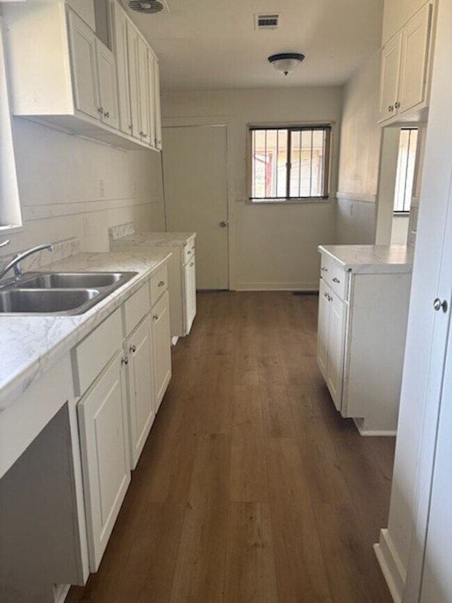 Building Photo - 1539 Woodburn St