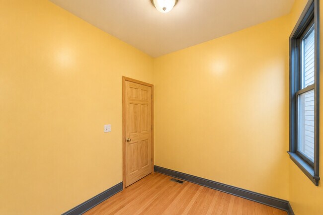 Building Photo - 3213 S Green St
