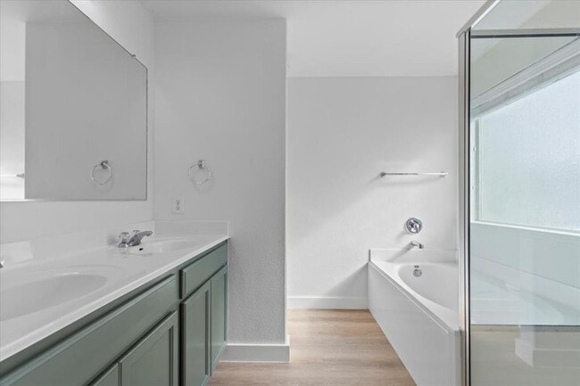 Building Photo - 5940 Silver Screen Dr