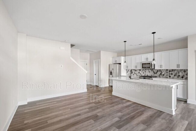 Building Photo - 648 Melville Dr