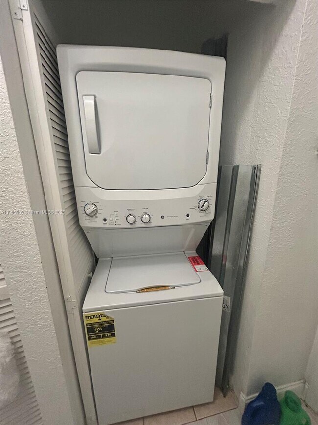 Building Photo - 2590 NE 3rd Dr