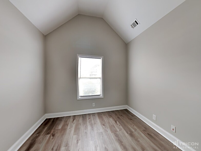 Building Photo - 1069 Silo Dr