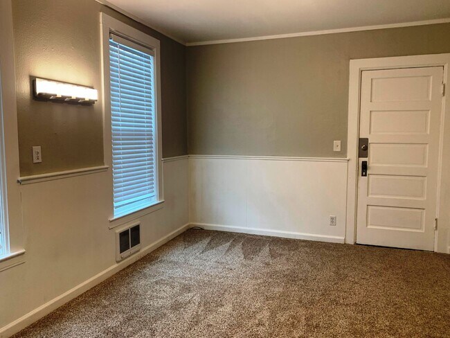 Building Photo - 950