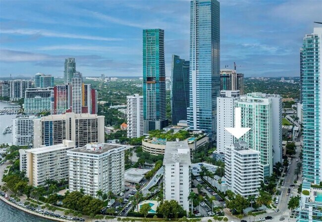 Building Photo - 1402 Brickell Bay Dr