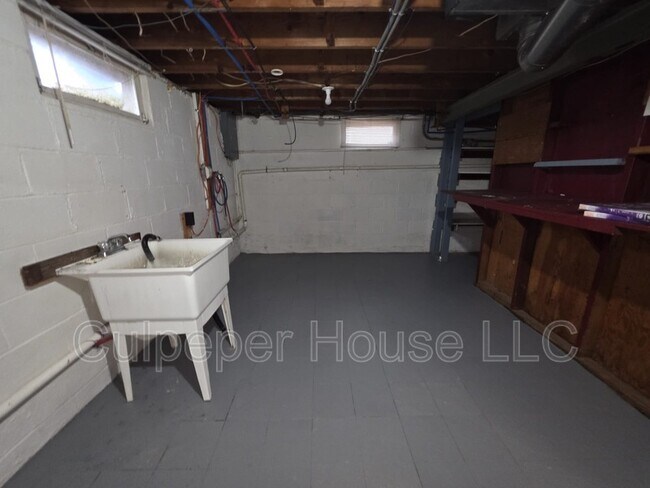 Building Photo - 530 Mayfair Blvd