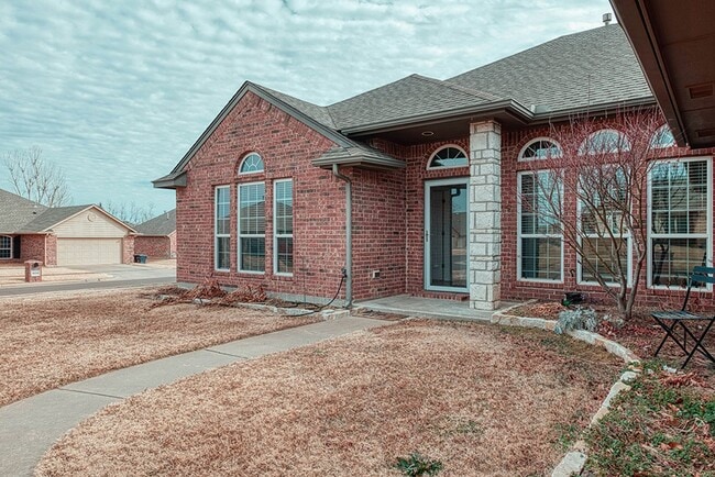 Building Photo - Gorgeous 4 Bed 2.5 Bath in Yukon!