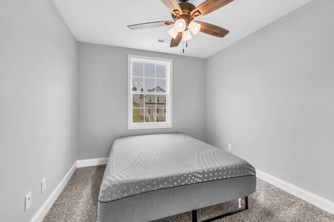 Building Photo - Beautiful modern home less than 2 years old