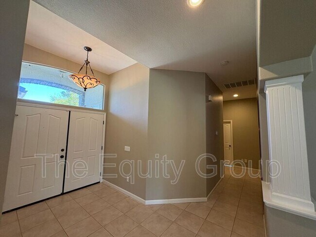 Building Photo - 2511 S Peppertree St