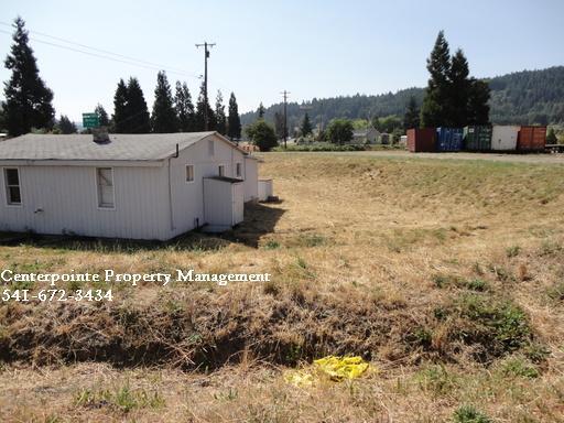 Building Photo - 2 Bedroom House with Large Yard