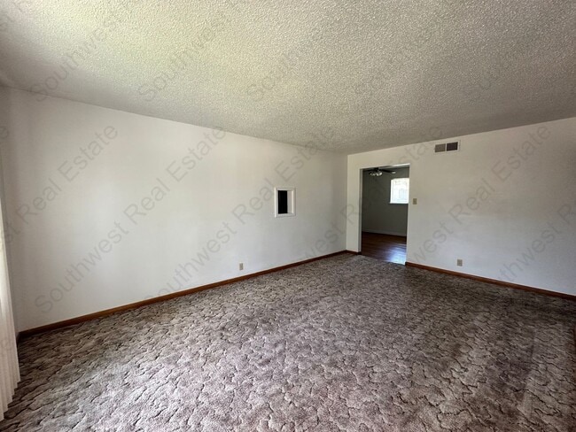 Building Photo - Spacious 3-bedroom 2-bathroom home