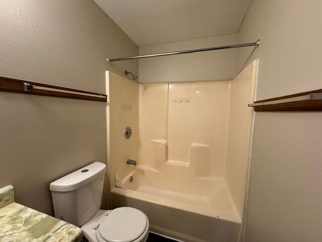 Building Photo - Your new Townhouse Awaits! 3 Bed / 1.5 Bat...