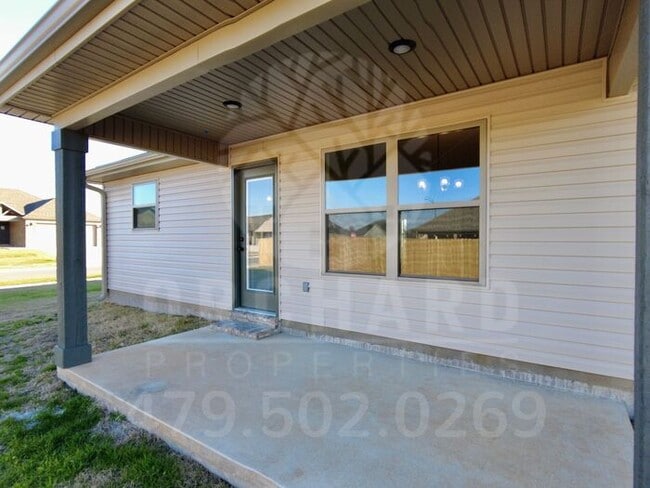 Building Photo - Siloam Springs- Single-Family Home- Beauti...