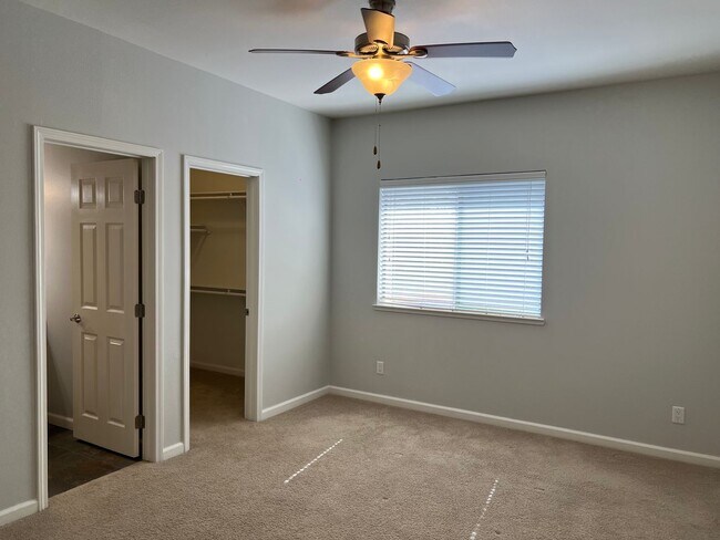 Building Photo - Beautiful 2-bedroom, 2 bath Condo in Gated...