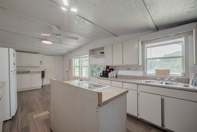 Building Photo - 2316 Green Meadows Dr