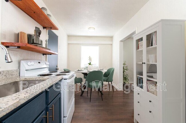 Building Photo - 842 Sylvan Ln