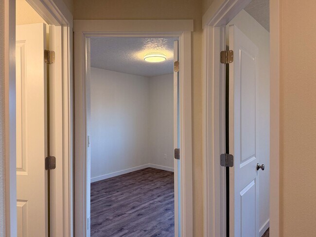 Building Photo - 505-507 NW Hillcrest Dr